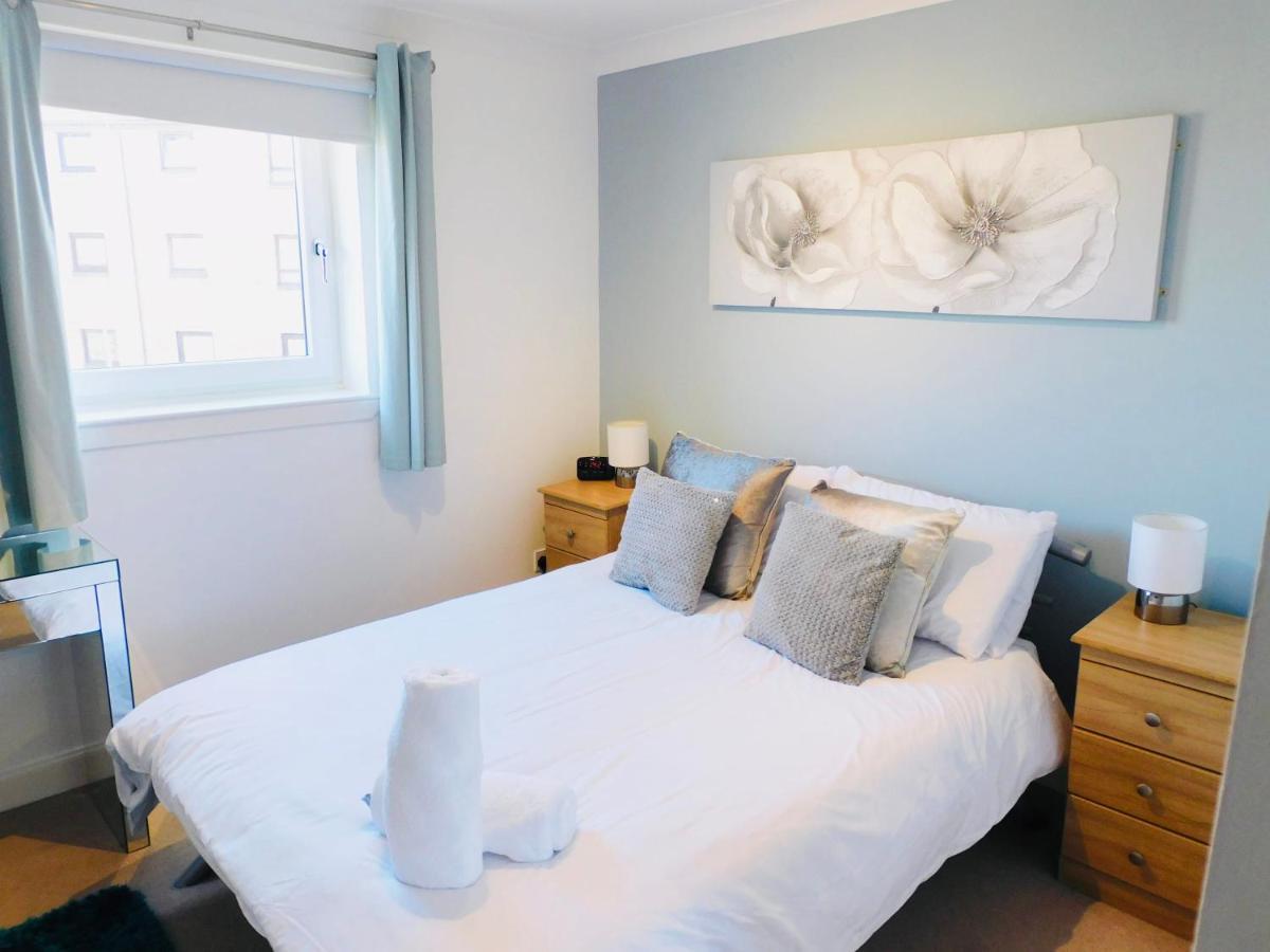 Beautiful 3 Bedroom Apt, Mins From Glasgow Airport, M8 & Sec Paisley Exterior photo