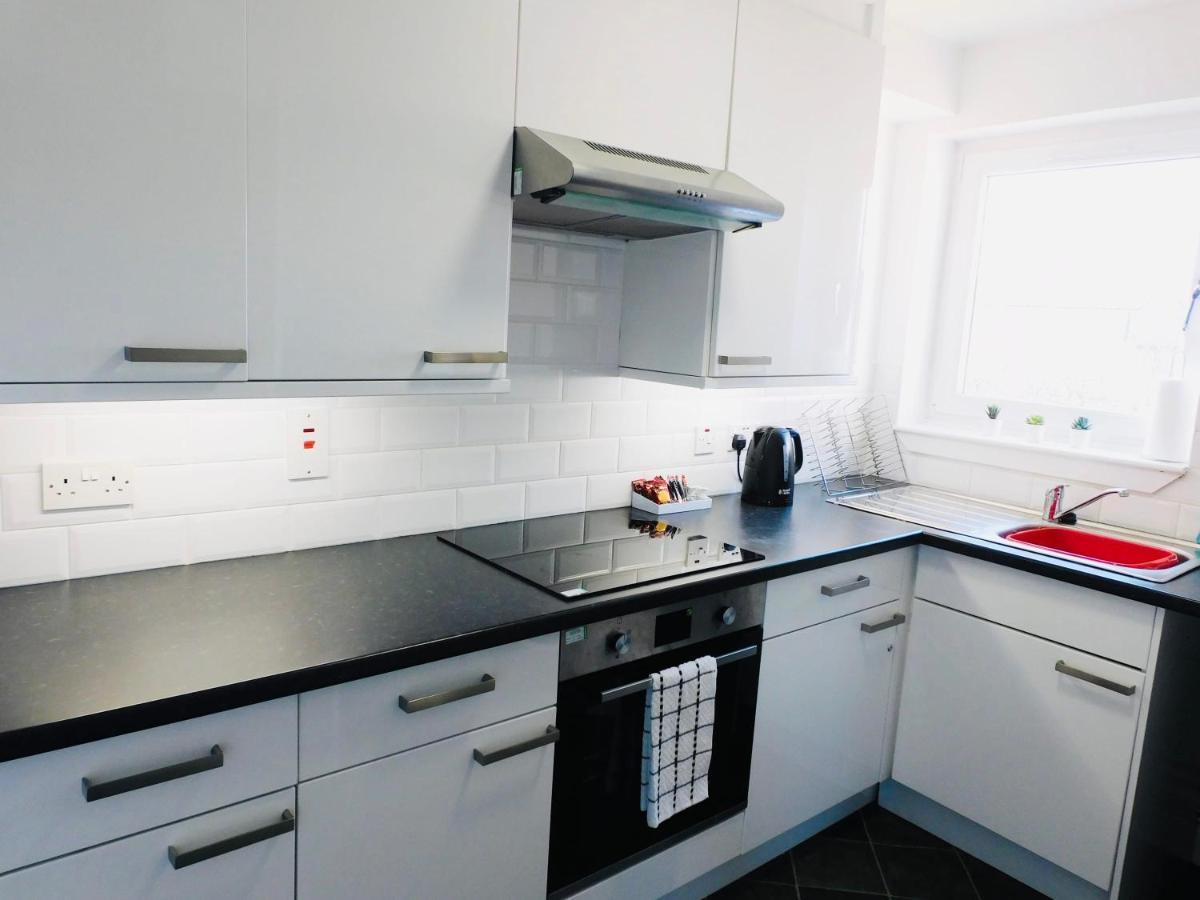 Beautiful 3 Bedroom Apt, Mins From Glasgow Airport, M8 & Sec Paisley Exterior photo