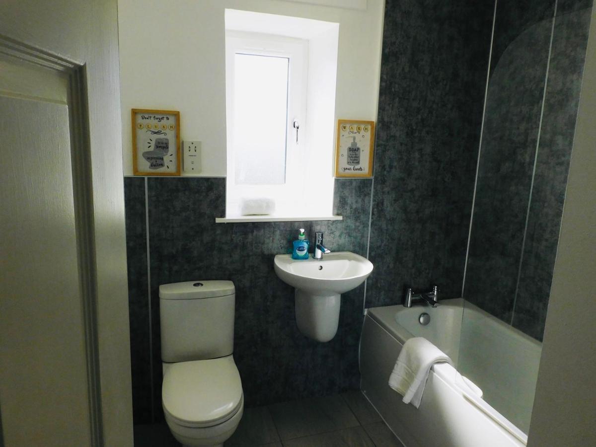 Beautiful 3 Bedroom Apt, Mins From Glasgow Airport, M8 & Sec Paisley Exterior photo